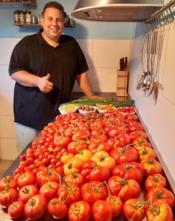 Felix mit Tomatenernte