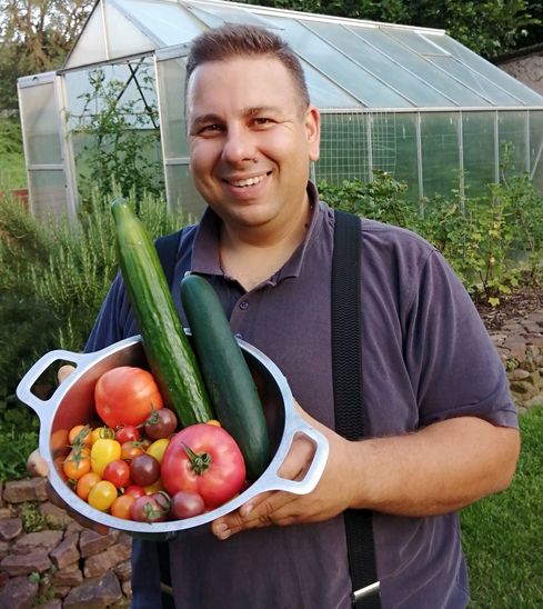 Felix mit Schuessel Tomaten